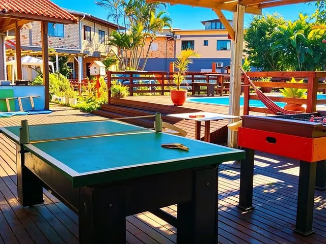 Sala de jogos com mesa de ping-pong e pebolim na área de lazer